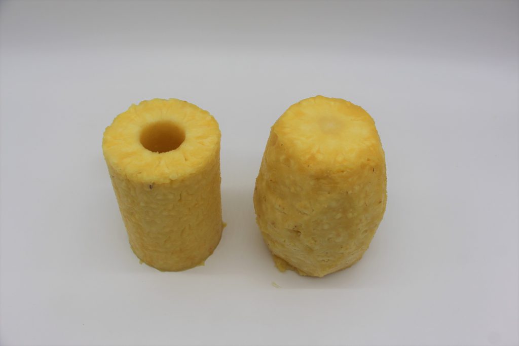 芯抜き＋ホール抜きしたパイン(左)/皮むきだけ(右)どちらも使用できます。