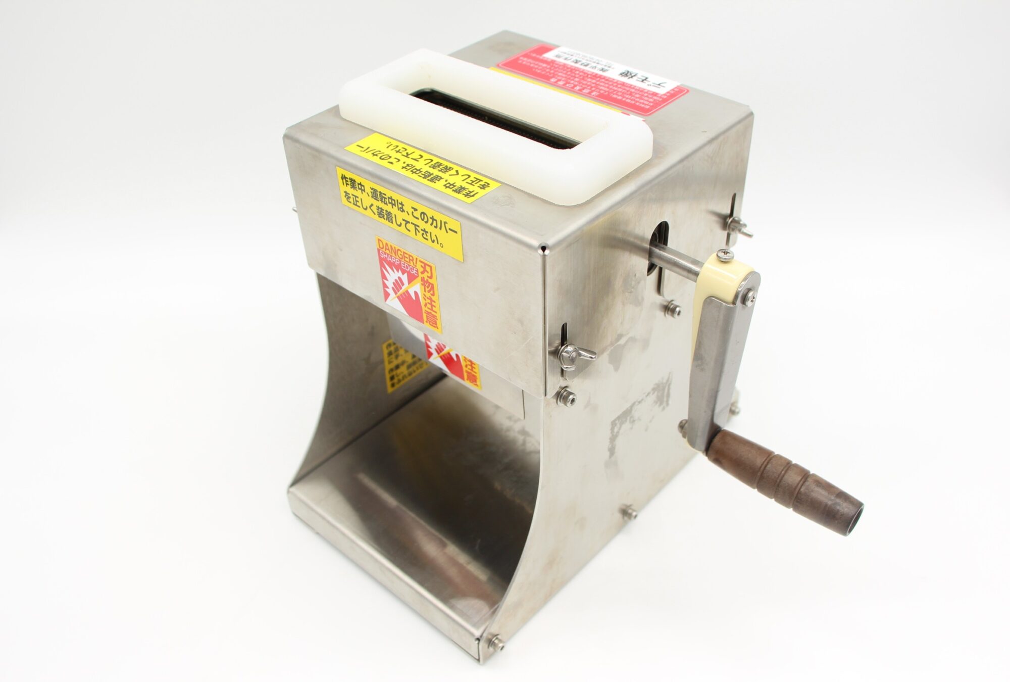 ハンドルを回してスリットを入れます。