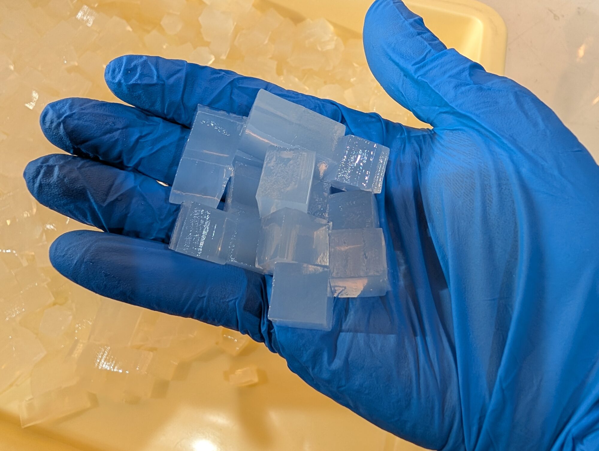 15x15x15mmにカットした様子です。